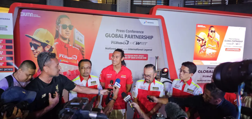 Sean Gelael Satu Team dengan Valentino Rossi di World Endurance Championship 2024 Rnlink.org, Jakarta- Rider kebanggaan Indonesia Sean Gelael akan ada satu team dengan Valentino Rossi waktu meng ikuti salah satunya kejuaraan balap mobil berprestise di dunia, FIA World Endurance Championship (WEC) musim 2024. Ke-2 nya bernaung di W Racing Tim (WRT) dengan support penuh Pertamax Turbo.