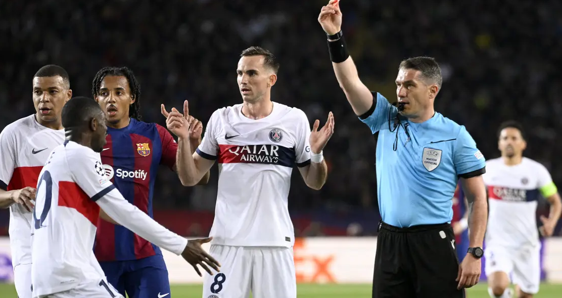 Pelatih Barcelona, Xavi Hernandez, menumpahkan kekecewaannya pada keputusan wasit yang polemis sesudah teamnya tersisih dari Liga Champions