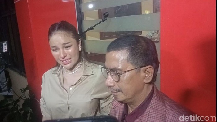 Tangisan Nikita Mirzani Sesudah Vadel Badjideh Jadi Terdakwa Kasus Amoral